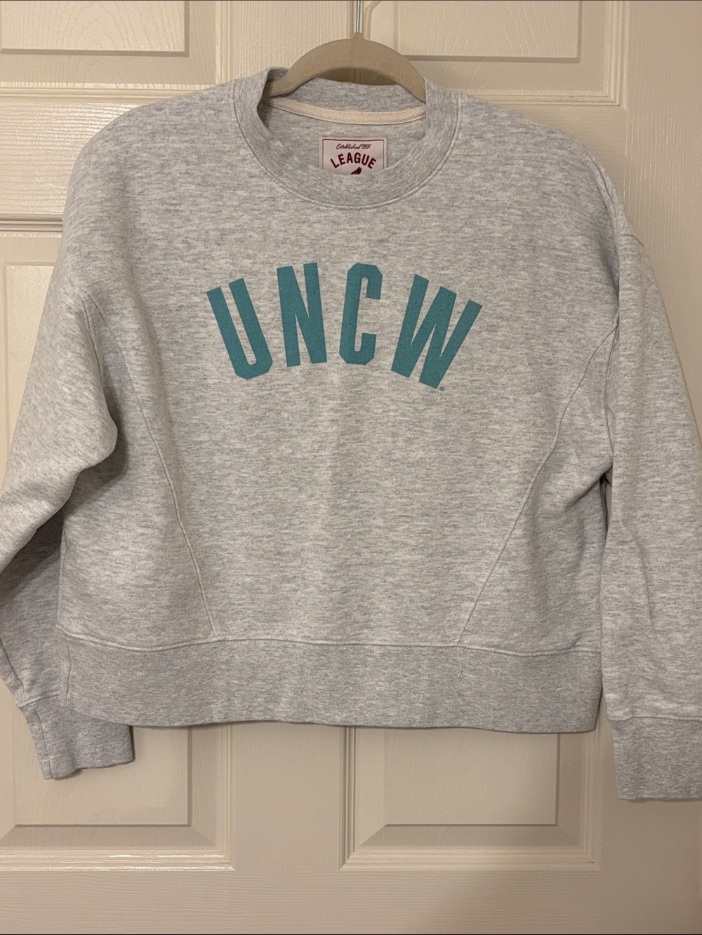 UNC Wilmington League Light Gray Crewneck Cropped Sweatshirt with Teal UNCW Logo